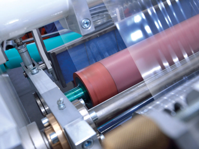 Machine d'enduction moderne utilisée pour améliorer les emballages en papier, augmentant leur flexibilité et recyclabilité.