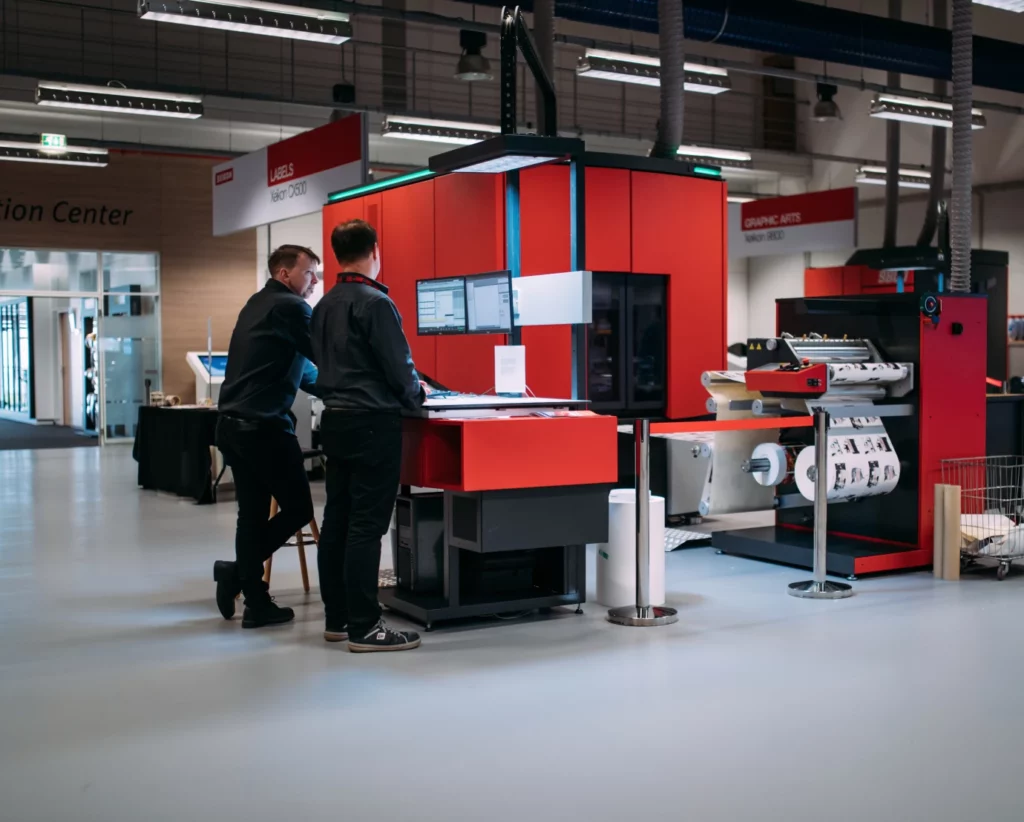 Presse numérique Xeikon imprimant des étiquettes en couleur avec technologie toner sec, conforme aux normes alimentaires.
