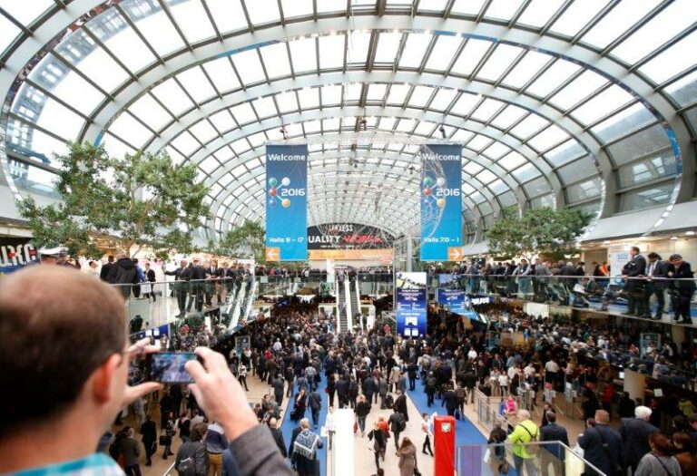 Vue du salon K à Düsseldorf, rassemblant des professionnels de l'industrie du plastique et du caoutchouc.