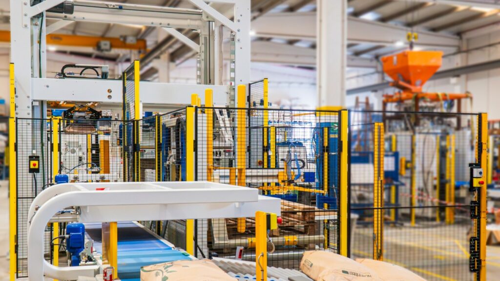 Palettiseur industriel automatisé en fonctionnement sur une ligne de production