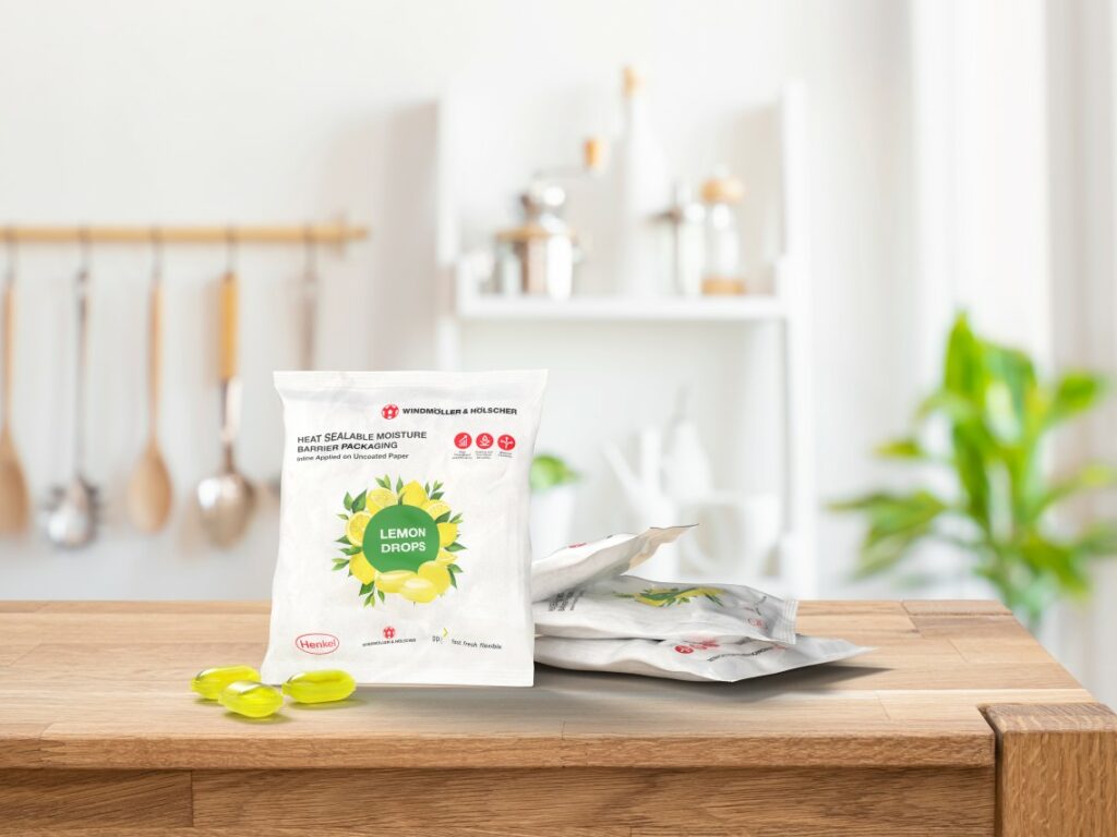 Emballage papier recyclable avec revêtement barrière développé par Henkel et Windmöller & Hölscher pour remplacer le plastique