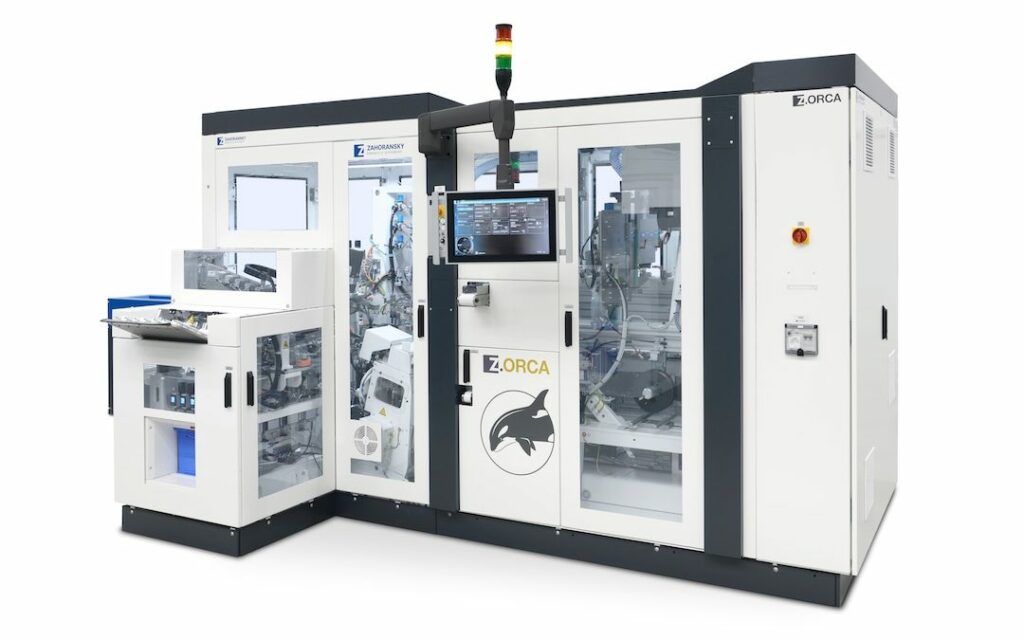 Machine de remplissage mono-tête Z.ORCA 18 de Zahoransky pour la production industrielle de brosses à dents.